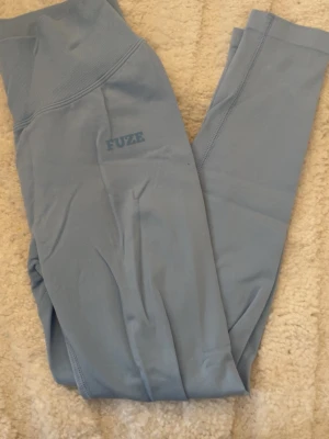 Träningstights fuze - Ljusblåa träningstights från fuze i Stl M. Knappast använda. Inga defekter. (Väldigt skrynkliga på bild) 