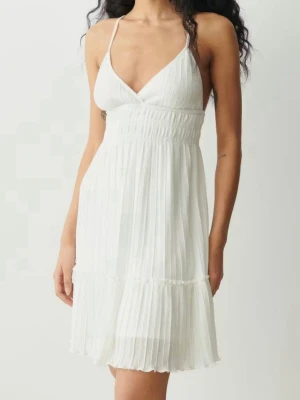 Gina tricot klänning - Säljer denna fina klänning från Gina Tricot då den inte kommer till användning längre. Perfekt till sommaren. Är i storlek M men passar S.