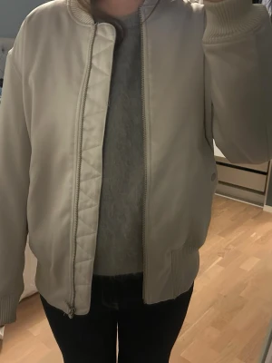 Vit bomberjacka - Storlek XS men skulle säga S/M