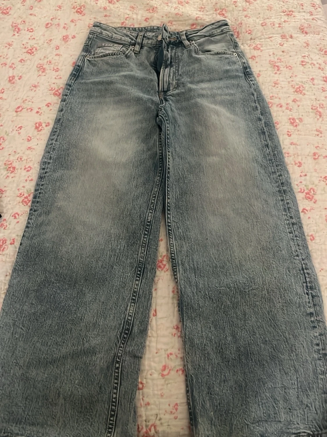 Blå croppade wide jeans från H&M