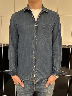 Jeansjacka i klassisk blå denim - Säljer denna riktigt feta jeans skjorta i slim fit!! Märket är: Ljung och den är i storlek S hör av er vid minsta fundering först till kvarn!!😊🍾