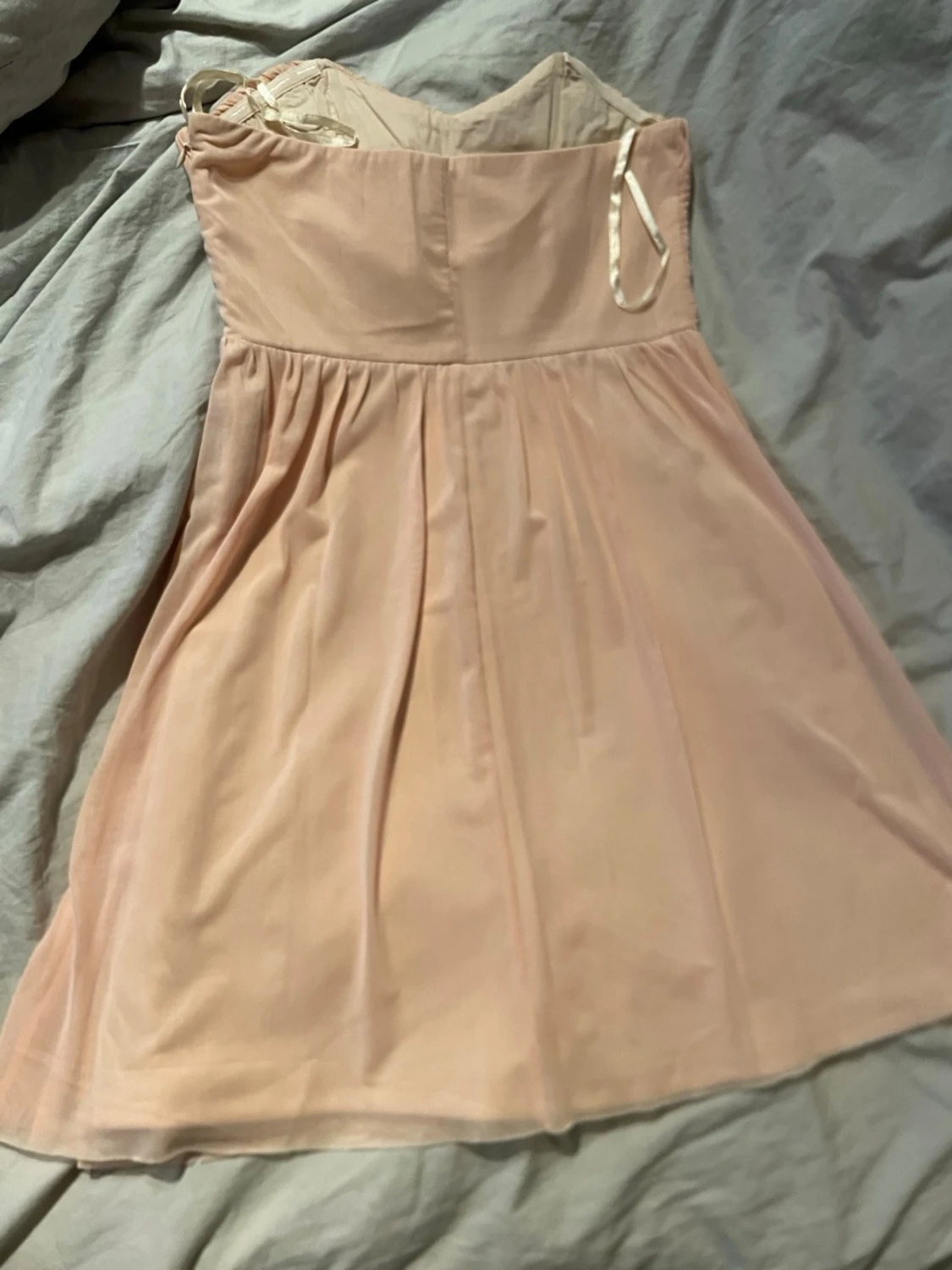 Aprikosfärgad axelbandslös kortklänning