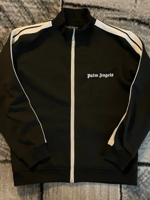 Palm Angels Zip - Svart Zip från Palm Angels Pris: 550kr Storlek: M Använd ett fåtal gånger! Pris kan diskuteras!