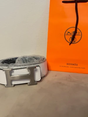 Vit bälte - Stilrent vit bälte! 110cm