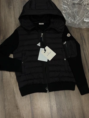Moncler cardigan  - Hej 👋 jag säljer min fina cardigan som tyvärr inte passar mig, helt ny och fräsch passar nu när våren börjar närma sig storlek m, men lite lite mer som s, hör av er om ni vill ha fler bilder eller undrar något 