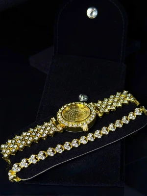 Lumiére d’Or - Watch & Bracelet *Helt ny* - Säljer Lumière d’Or – Watch & Bracelet, ett helt nytt set med klocka + matchande armband i guldfinish med glittrande stenar!  Riktigt elegant och eye-catching, perfekt för både vardag, fest eller som present. Ger en tydlig lyxkänsla och funkar lika bra till en clean outfit som till något mer dressat.