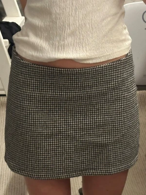 Kortkjol från brandy - Säljer en snygg kortkjol med dragkedja vid sidan. Onesize, men passform xxs-s🙌💙Använd fåtal gånger, super najs med både toppar och långärmat!