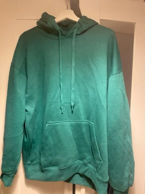 Grön hoodie - Snygg grön hoodie från PULL&BEAR. Knappt använd så i mycket bra skick. Oversized. 🫶🏼