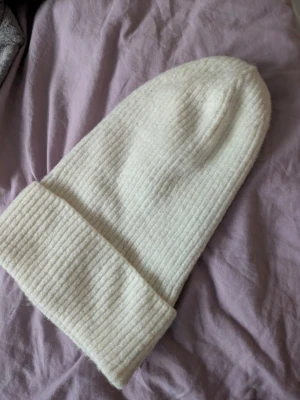Vit ribbad mössa från Gina Tricot - Vit mössa från Gina, använd bara en gång 