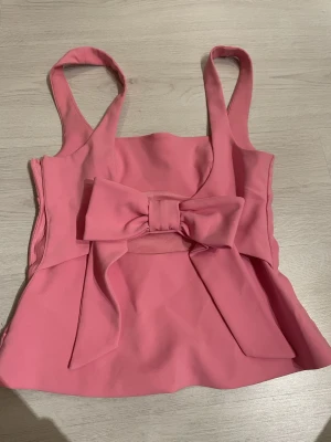 Zara topp - Den skit snygga populära Zara toppen! Jätte bra skick förutom de noppriga på insidan av toppen (se sista bilden) de är inget som syns eller känns! Storlek S, priset kan diskuteras vid slappt köp!