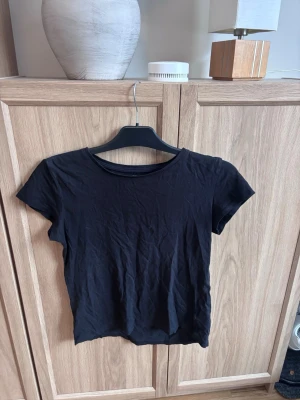 Svart t-shirt  - En enkel svart t-shirt från H&M Basic, storlek 158/164! 