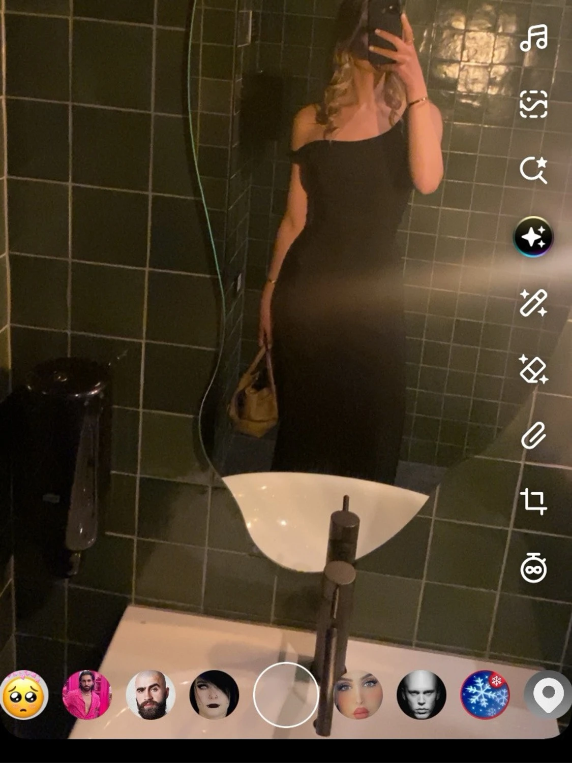 Svart axelbandslös långklänning - 1