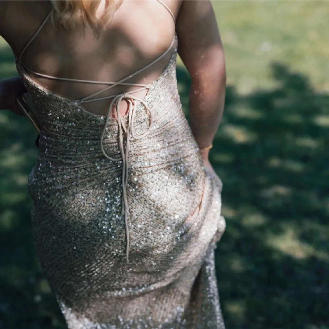 Glittrig långklänning i champagnefärg - 1