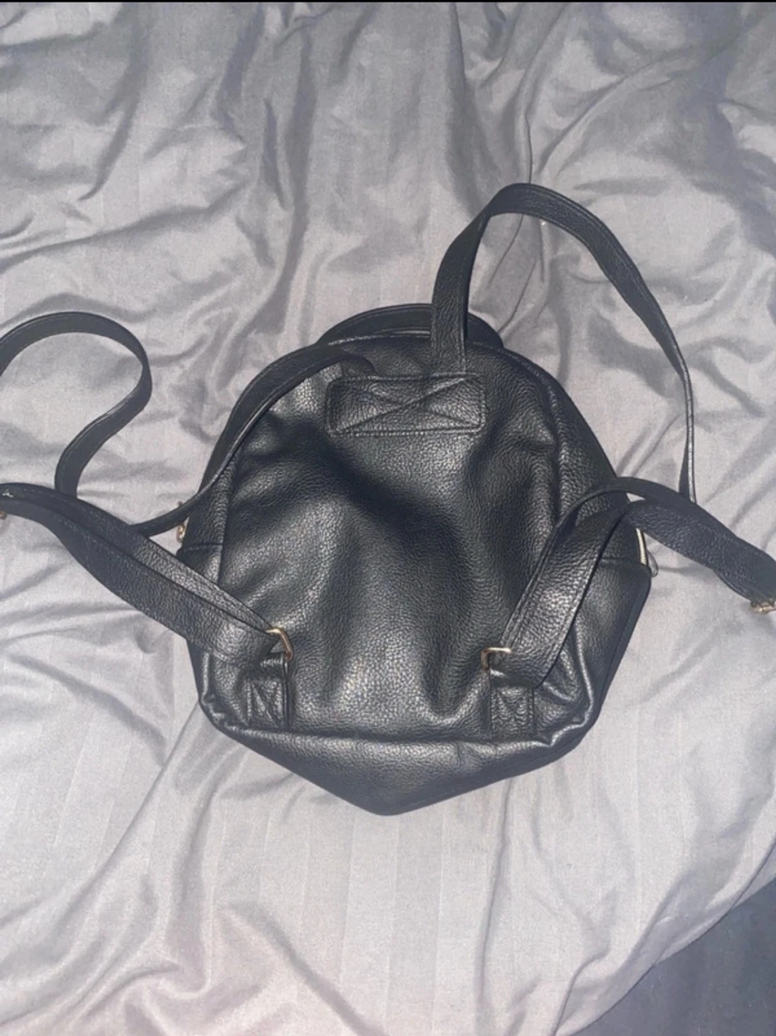 Svart ryggsäck i skinnimitation