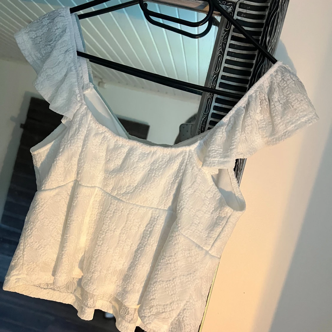 Vit topp med volangdetaljer - 91