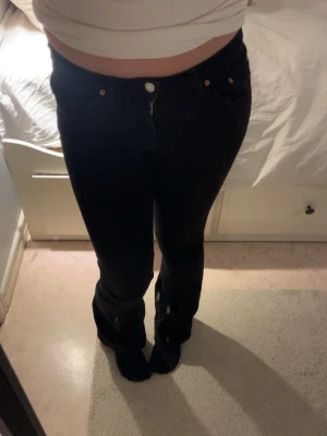 Svarta bootcut jeans - Svarta jeans, ganska hög i midjan.