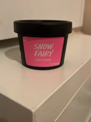 Lush Snow Fairy Body Scrub 135g - Snow Fairy Body Scrub – 135 g Helt ny body scrub. Endast öppnad för bild/att visa att den är orörd, aldrig använd. Söt och fräsch Snow Fairy-doft.