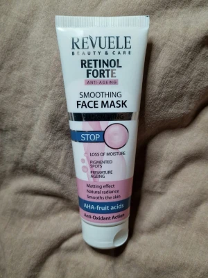 Revuele Retinol ansiktsmask - Anti-aging - Doftfri - Ny Oöppnad! - ° NY OÖPPNAD! Revuele Retinol ansiktsmask:  Revuele Retinol Forte Smoothing Face Mask -Ålder: 30+ -Varumärken: Revuele -Linje: Retinol Forte -Produkttyp: Ansiktsmask -Produktegenskaper: Anti-aging, Mjukgörande, Repair -Volym: 80 ml -Ingredienser: Bisabolol, C-vitamin, E-vitamin, Glycerin, Lera, Lime, Paraffin, Salicylsyra, Vitamin A, Zinkoxid, Äpple -Arom: Doftfri -!!!Viktigt: Applicera SPF 30 eller högre på morgonen efter användning, Innehåller vitamin A. Bestäm din dagliga dos innan användning