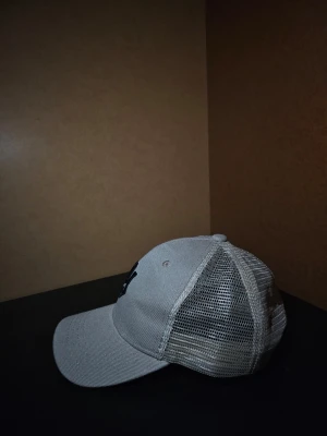 New Era keps  - Beige keps med svart broderad NY-logga. Den är helt ny och har alldrig använt!