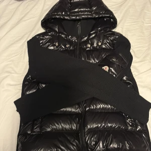 Svart puffjacka från Moncler - Snygg svart Moncler cardigan.  Jackan är Perfekt för kyliga dagar när du vill hålla stilen. Moncler-logga på ärmen ger en exklusiv luck. Pris är ej hugger i sten.