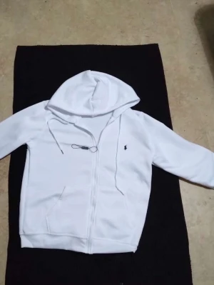 Polo Ralph Lauren - Upptäck den perfekta kombinationen av stil och komfort med denna exklusiva Polo Ralph Lauren-hoodie. Tillverkad av mjukt, högkvalitativt material som håller dig varm och bekväm hela dagen. Den klassiska designen med Polo-loggan ger en tidlös look som passar både vardag och fritid. En hoodie som inte bara känns bra, utan också ser fantastisk ut, ett måste i din garderob! De passar även dem som har storlek M!