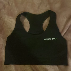Ny svart sport bh mighty solo - Så fin sport bh som tyvär inte blev använd av dottern och nu för liten.Storlek 4 men tror xs.