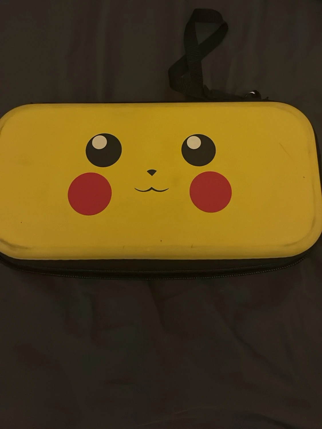 Nintendo Switch Lite Gul + Pikachu-väska