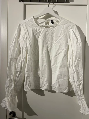 Långärmad Blus - Säljer en långärmad blus från Hm i storlek M, aldrig använd och har fortfarande prislappen på.