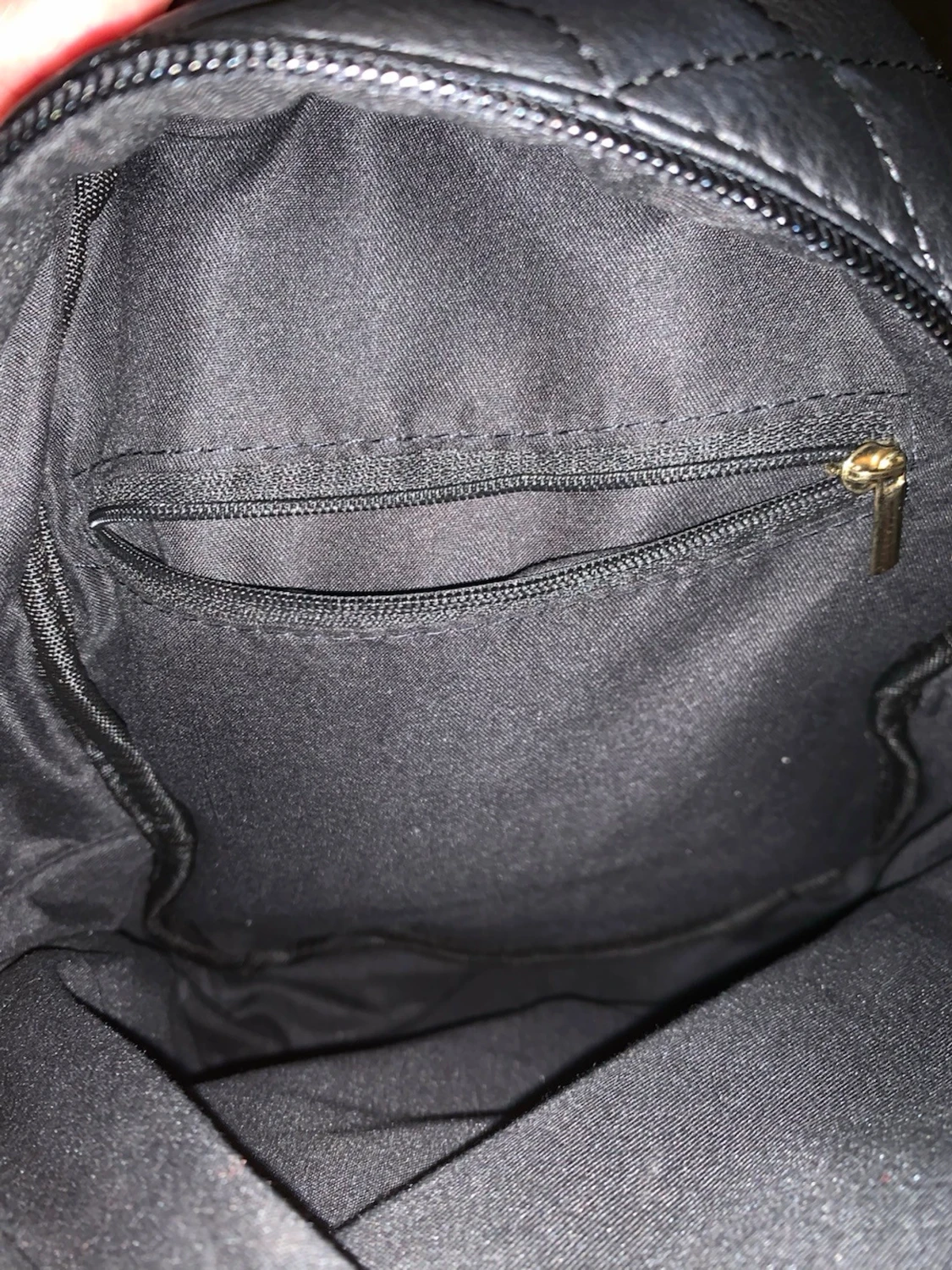 Svart quiltad mini ryggsäck med gulddetaljer - 3