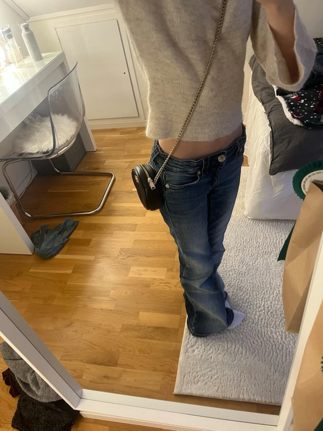 💕Svart axelväska med guldiga detaljer från H&M💕 - 2