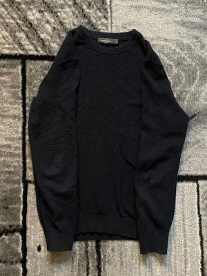 Dressmann Tröja - Mörkblå tröja från Dressmann Pris: 300kr Storlek: S Använd ett fåtal gånger! Pris kan diskuteras!