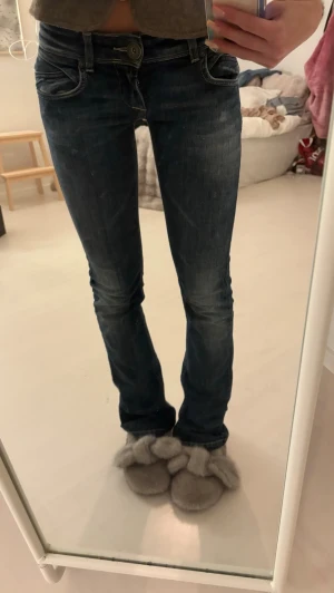Mörkblå Only jeans W25 L32 - Säljer ett par mörkblå jeans från Only med snygga detaljer på fickorna och klassisk femficksmodell. Jeansen har låg midja och en rakare passform. Skriv om ni har några funderingar💕