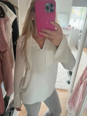 Vit blus med knytband i halsen - Säljer en stilren vit blus med långa ärmar och snygga knytband i halsen. Blusen har en lös passform och är tillverkad i ett mjukt, lätt material som ger ett elegant fall. Pris kan diskuteras💕