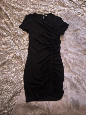 Svart klänning - Svart figurnära kort klänning i storlek S. Utmärkt skick. Köp gärna bundle så kan vi komma överens om ett bra paketpris!