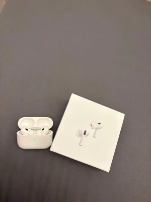 AirPods Pro - Säljer ett par Apple AirPods Pro i mycket fint skick, komplett med originalförpackning, laddningskabel och laddningsetui. Hörlurarna är trådlösa och levererar hög ljudkvalitet samt aktiv brusreducering. Inga synliga repor eller skador. Perfekt för musik, samtal och träning.