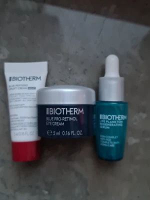Biotherm ögonkräm, serum paket - Säljer ett set med Biotherm Blue Pro-Retinol Eye Cream i blå burk, Blue Peptides Uplift Cream Night i vit tub med röd kork och Life Plankton Elixir i blå miniflaska med pipett. Perfekt för dig som vill testa Biotherms hudvård i testers storlekar.