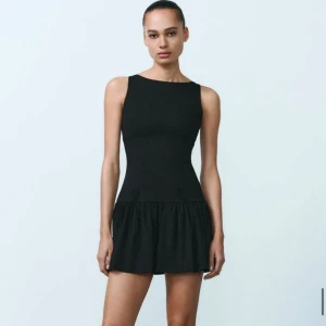 Svart ärmlös kortklänning - Supersnygg svart kortklänning med ärmlös design, söta rosetter och rund halsringning. Klänningen har en figurnära överdel och en lätt utställd kjol med volangkant. Perfekt för dig som gillar en stilren och trendig look. Liten i storleken vilket är anledningen till att jag som vanligtvis brukar ha strl S anser att klänningen trots att den är storlek M passar perfekt! Nypris 399kr, slutsåld! 