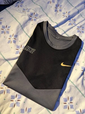 Premium nike t shirt i S - S nike inköpt för 500 knappt använd