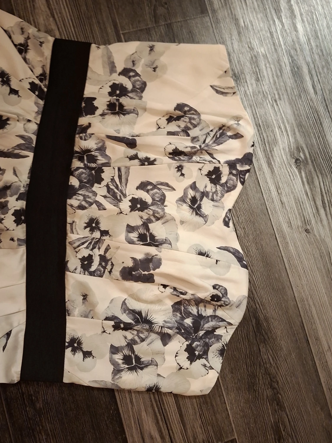 Blommig axelbandslös kortklänning - 2