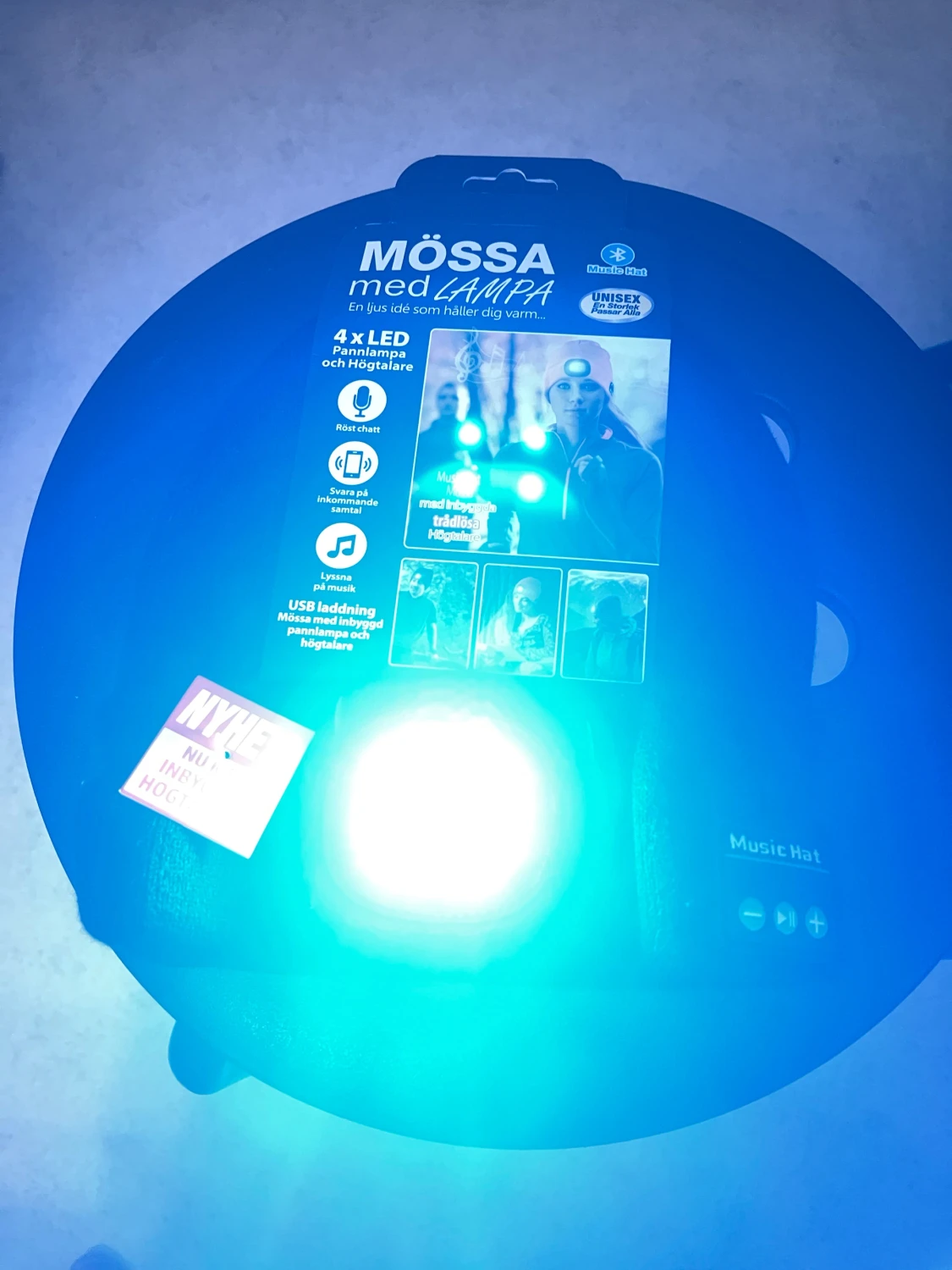 Svart mössa med LED-lampa & högtalare - 1