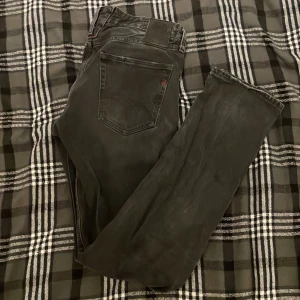 REPLAY JEANS - Slim Jeans (VINTAGE) - | Storlek: Waist 30 Lenght 32 | Skick 7,8/10 de är lite lite slitna | Nypris: 1000kr-1500kr | Mitt pris: 400kr | Jeansen är inte en nya utan de är ganska vintage | Säljer dem för att de inte passar i längden | 