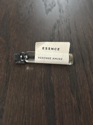 Essnce parfym  - Essnce parfym ”Perenne amore” 2ml, endast doftat på. Nypris 45kr.☺️