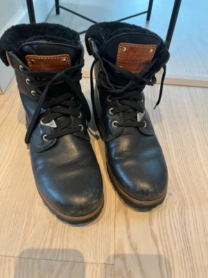 Panama Jack stövlett med snörning i svart - Vinterskor fodrade. Storlek 39. Ordinariepris: 2800kr 