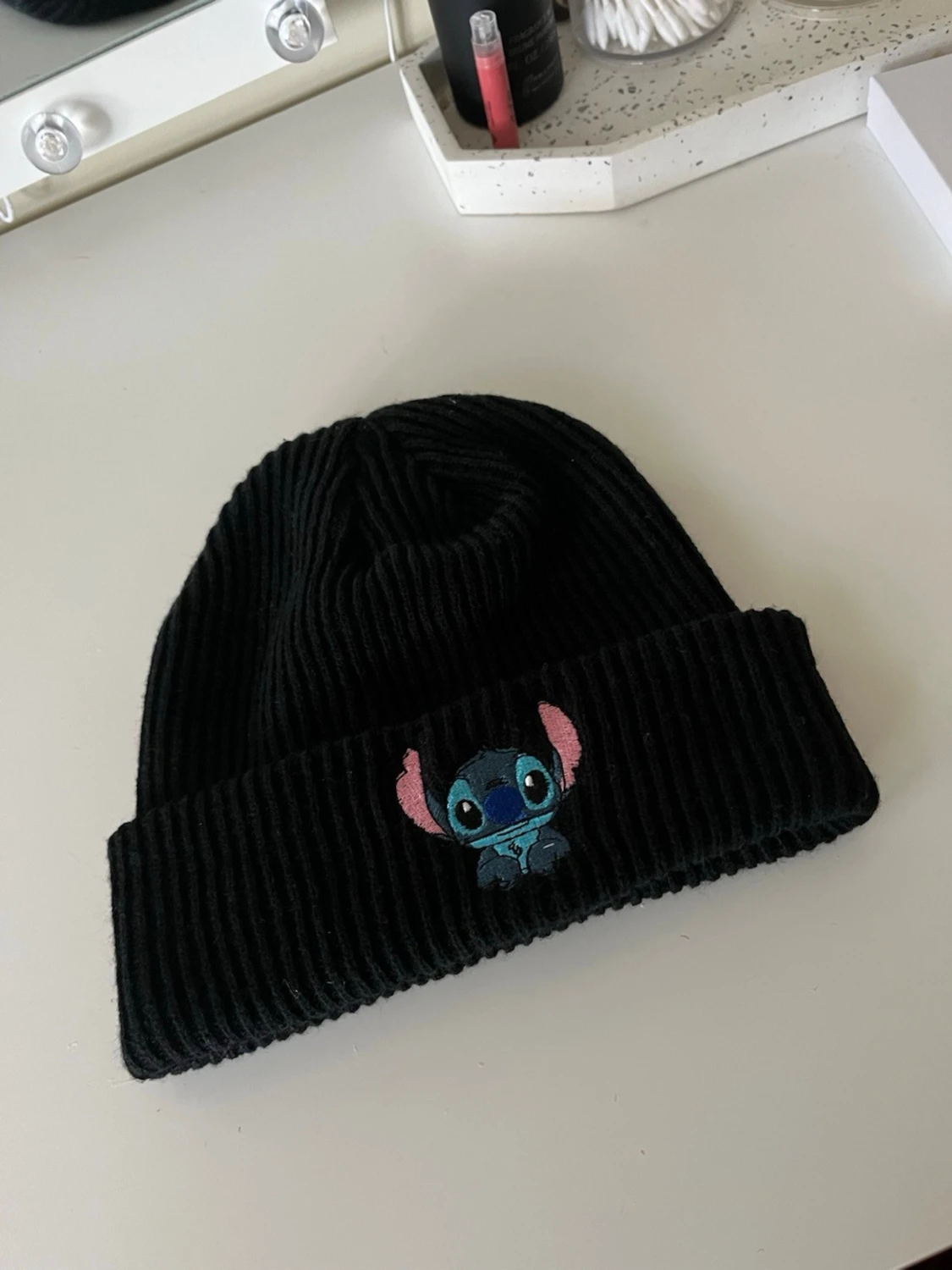 Svart ribbad mössa med Stitch-tryck