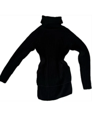 Svart ribbad polotröja stickad GinaTricot XS - Information om plagget ℹ️ •Svart stickad polotröja. •I storlek XS. •Köpt från GinaTricot. •ca 92cm vid brösten (46cm x 2). •ca 68cm i längden. •Har ribbad struktur och lång ärm.  •Tröjan har hög polokrage. •Är lite längre i modellen där framme, vilket ger en chill och snygg siluett.   Mer information ℹ️ ⁉️Vid fler frågor eller om du vill ha fler bilder, skriv till mig så svarar jag genast!  📬Fraktar inom 24h. 