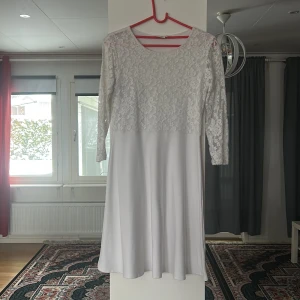 Vit spetsklänning från KappAhl - Jätte fin klänning som aldrig är använd eftersom mamma köpte två storlekar för stora och vi har ingen kvitto men nypris 500kr säljer för 300 kan tänka mig diskutera pris perfekt för student eller skolavslutning