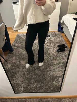 Svarta bootcut byxor - Svarta bootcut byxor från lager 157 i storlek XS men funkar även till S. Byxorna är i ett stretchigt, mjukt material som sitter tajt upptill och släpper ut vid benen. Byxorna är i jättebra skick.
