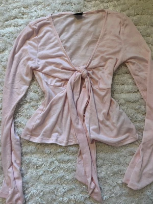 Knyt topp - Topp som man knyter med öppen mage 