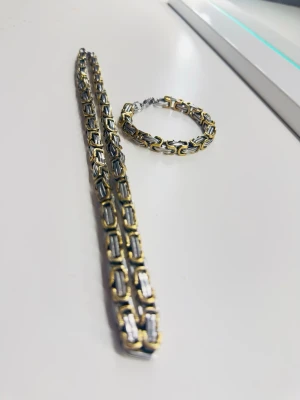 Ingen väst på bilderna - Säljer min äkta silver+gold Halsband med äkta silver+gold Armband 