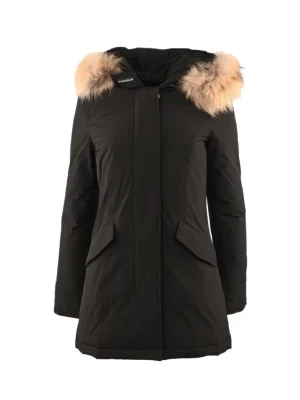 Svart parkajacka från Woolrich med päls - Parkajacka i svart med fluffig beige päls på huvan från Woolrich. Jackan har långa ärmar, två stora fickor framtill och dold dragkedja. Perfekt för kalla dagar med sin varma och stilrena look.